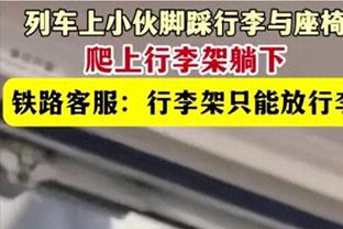 精神领袖！赛后伊布走上球场与所有米兰球员致意，并与迈尼昂交谈